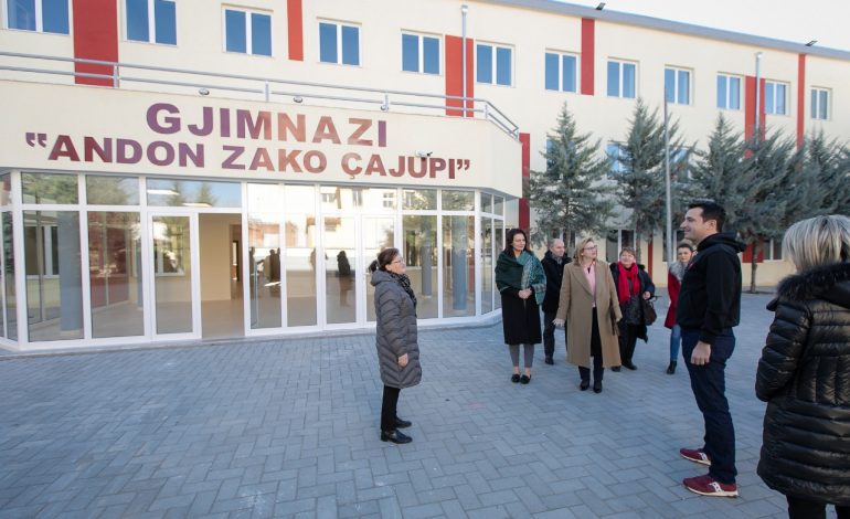 “VITI I RI”/ Përfundon rikonstruksioni i gjimnazit “Çajupi”, Veliaj: Fund mësimit me dy turne