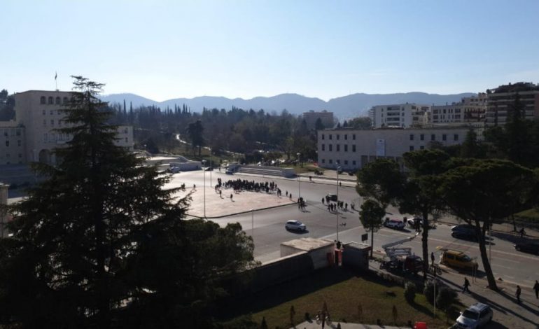 PLOTËSIMI I KËRKESAVE/ Kjo ishte pjesëmarrja në protestën e sotme (në auditore vazhdon mësimi)