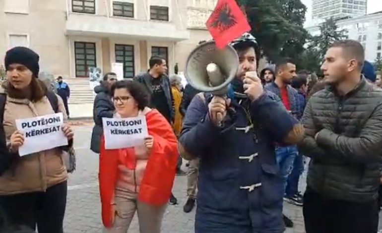 “KAPITULL I MBYLLUR”/ Na ishte njëherë… protesta e studenteve të vërtetë!