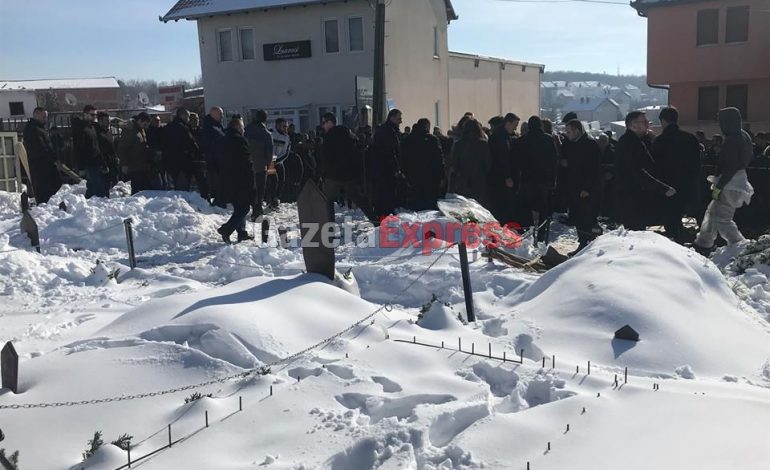 VDEKJA NGA ORTEKU I DËBORËS/ Mijëra qytetarë marrin pjesë në varrimin e Arianit, e nderojnë ish-zëvendësministrin