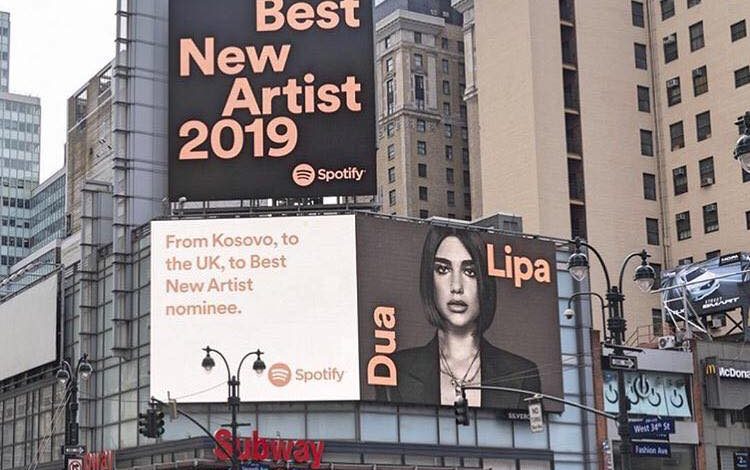 DUA LIPA NË MES TË LONDRËS/ Diva e REKORDEVE sapo bëri edhe njëherë KRENAR shqiptarët (FOTO LAJM)