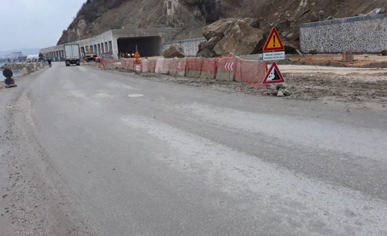 PËSON RRËSHQITJE/ Një masiv shkëmbor bie në aksin Lin-Pogradec