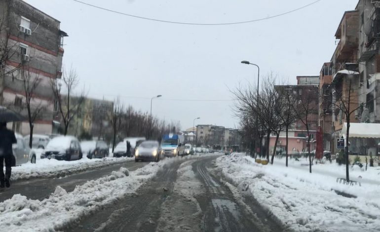 E RËNDË NË SHKODËR/ Pesha e dëborës shemb strehën e një karburanti, VDES një person