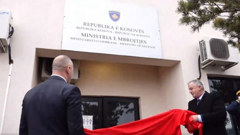 “USHTRIA”/ Haradinaj zbulon pllakën e Ministrisë së Mbrojtjes
