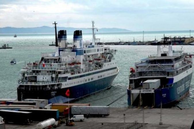 TRE TRAGETE DREJT ITALISË/ Kushtet atmosferike lënë 2000 pasagjerë në pritje