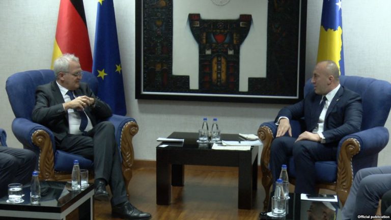 DIALOGU ME SERBINË/ Zv.presidenti i PE në Kosovë: Ndryshimi i kufijve ide jo e mirë