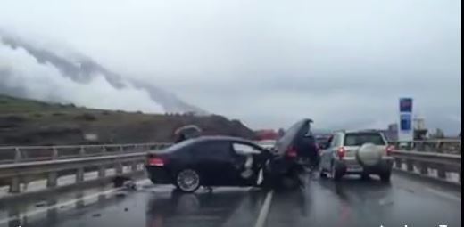 AKSIDENT NË RRUGËN E KOMBIT/ Plagosen DY gra. Dyshohet se…