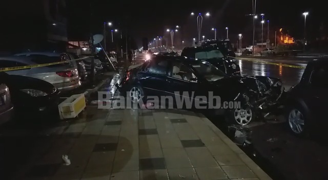 AKSIDENT I FRIKSHËM NË VLORË/ Benz-i del nga rruga e përplas 11 makina (VIDEO)