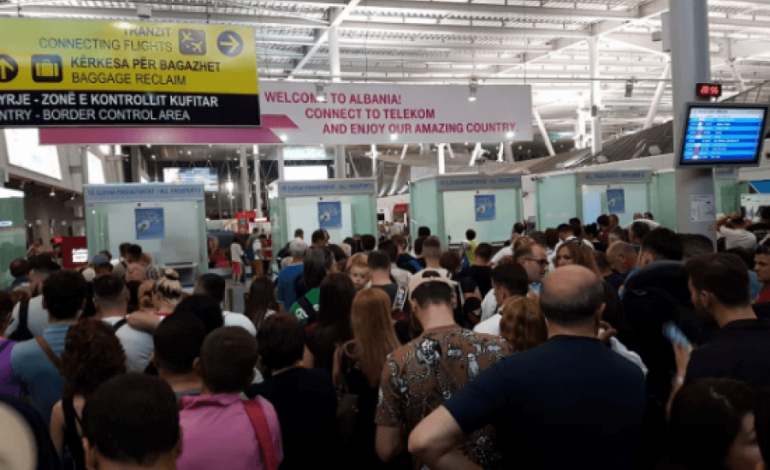 KAOS NË RINAS/ Qindra pasagjerë të BLLOKUAR prej orësh në aeroporte. “Blue Panorama” ASNJË sqarim (FOTOT)