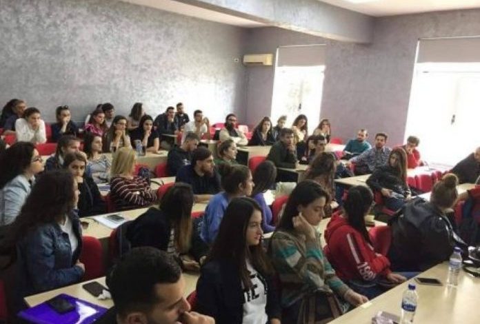 KUNDËR BLLOKIMIT/ 85 % e studentëve të ekonomikut shprehen pro mësimit