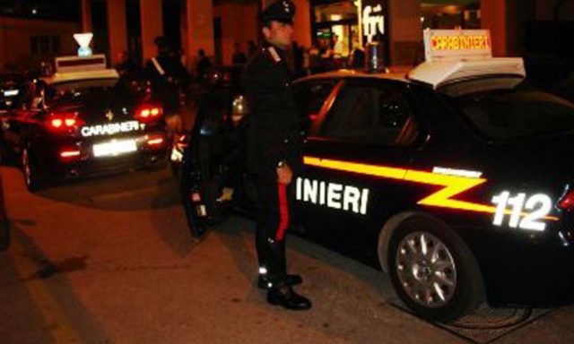 DHUNOHET NGA BURRI/ Gruaja shqiptare del në mes qytetit me dy vajzat e mitura dhe kërkon ndihmë