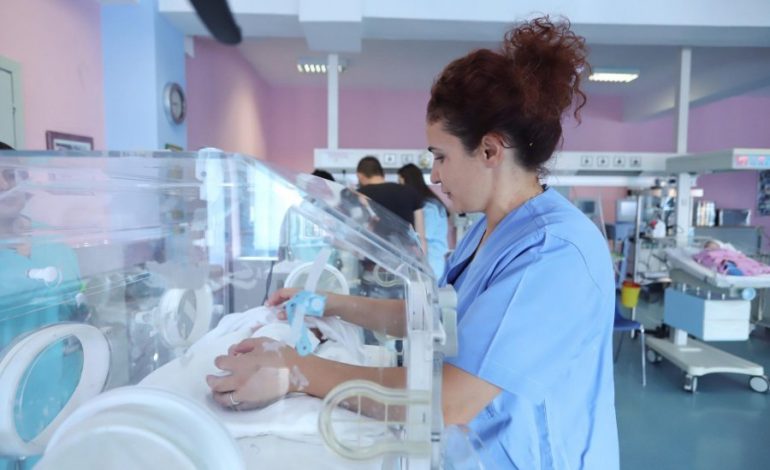 ËSHTË DJALË/ Njihuni me fëmijën e parë të 2019 lindur në Tiranë (FOTO)
