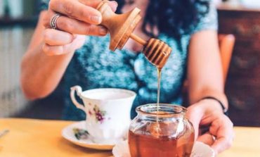 I PASUR NË MINERALE/ Ja pse duhet ta filloni mëngjesin me një lugë mjaltë