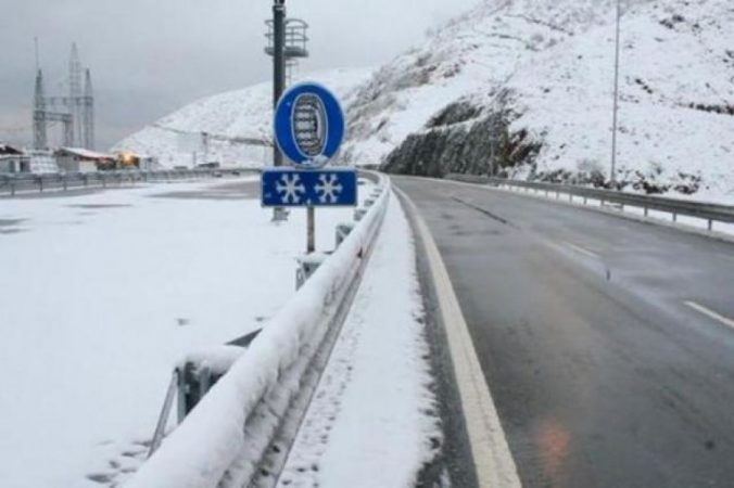 KORÇA MBULOHET NGA BORA/ Akull në RRUGË probleme në QARKULLIM