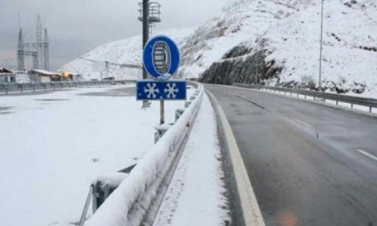 SHQIPËRIA MBULOHET NGA BORA/ ARRSH: Ja akset rrugore problematike