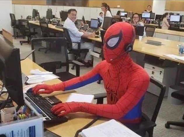 JO MË XHAKETË DHE KRAVATË/ Do jepte dorëheqjen, ditën e fundit paraqitet i veshur si Spiderman (FOTO)