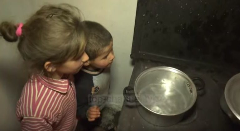 E TRISHTË/ Familja që nuk feston, bukë dhe qumësht natën e vitit të ri (VIDEO)