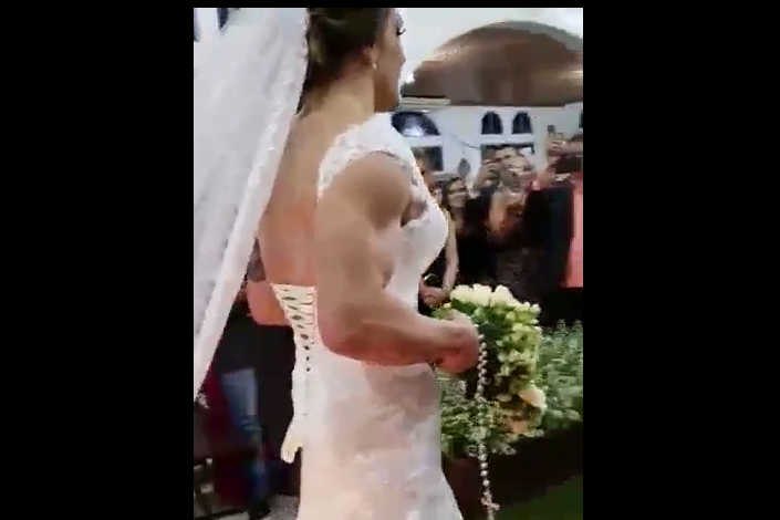“TË KEQEN E KRAHUT”/ Njihuni me nusen më MUSKULOZE që keni parë ndonjëherë (VIDEO)