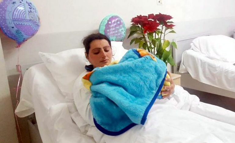 HEROINA E DITËS/ Moti i keq, gruaja nga Elbasani lind në kushte shtëpie