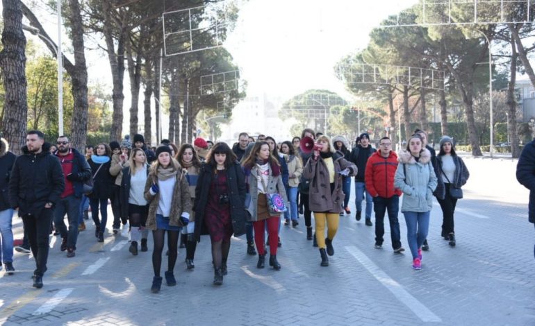 PROTESTA QË U “UZURPUA” NGA PD DHE LSI/ Pak studentë përpara Kryeministrisë (FOTO)
