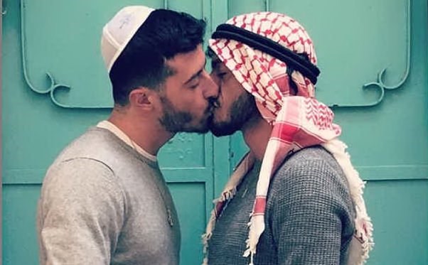 “ÇMENDET” INTERNETI/ Puthja mes një hebrei dhe një palestinezi bëhet virale (FOTO)