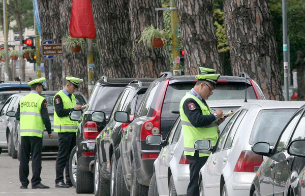 APEL SHOFERËVE/ Policia: Kujdes ku parkoni, mos thyeni rregullat e qarkullimit
