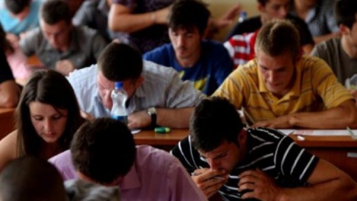 ORË TË RREGULLTA MËSIMORE/ Studentët e masterit tek Gjuhët e Huaja RIKTHEHEN në auditore