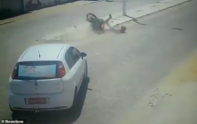“NGA SHIU NË BRESHËR”/ Si e rrezikoi jetën 2 herë motoristi fatkeq (VIDEO)