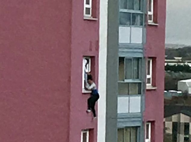 PAMJET E TMERRSHME/ Gruaja bie nga kati i 11-të, tentoi të mbahej nga… FLOKËT   (FOTO)