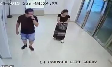 NUK E PRISTE/ Kësaj gruaje i vjen goditja KUR po merrte diçka nga çanta   (VIDEO)