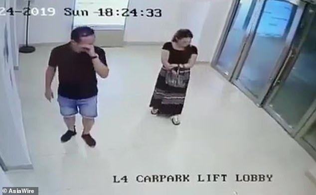 NUK E PRISTE/ Kësaj gruaje i vjen goditja KUR po merrte diçka nga çanta   (VIDEO)