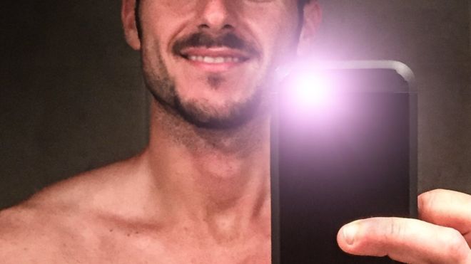 APLIKACIONI I HOMOSEKSUALËVE/ Problem sigurie, bën publike fotot nudo