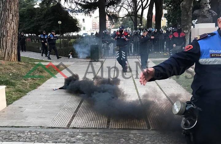 PAMJET NGA PROTESTA PARA KUVENDIT/ Momenti kur militantët sulmojnë POLICINË