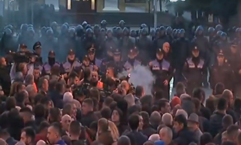MINUTË PAS MINUTE/ Përfundon seanca parlamentare dhe protesta e opozitës. Shpërndahen protestuesit