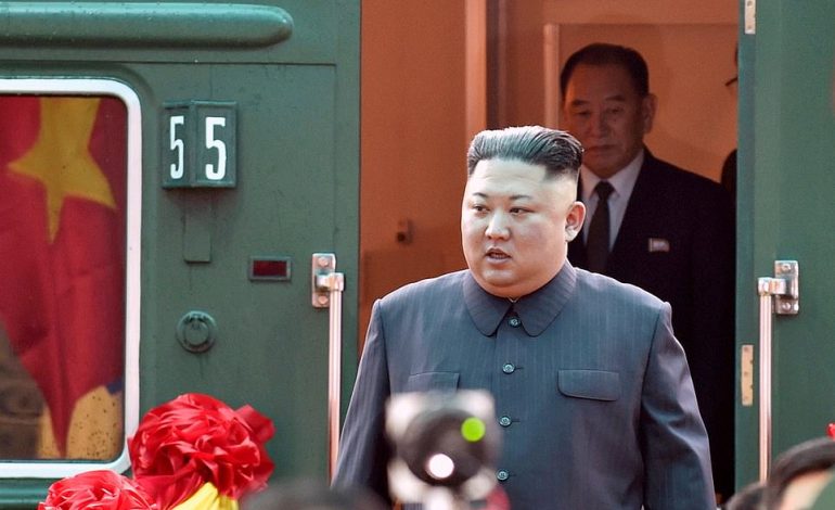 “TANKE, ARMË DHE TRUPROJA TË SHUMTË”/ Momentet kur Kim Jong Un zbret nga treni i blinduar dhe shkon në hotel (FOTO)