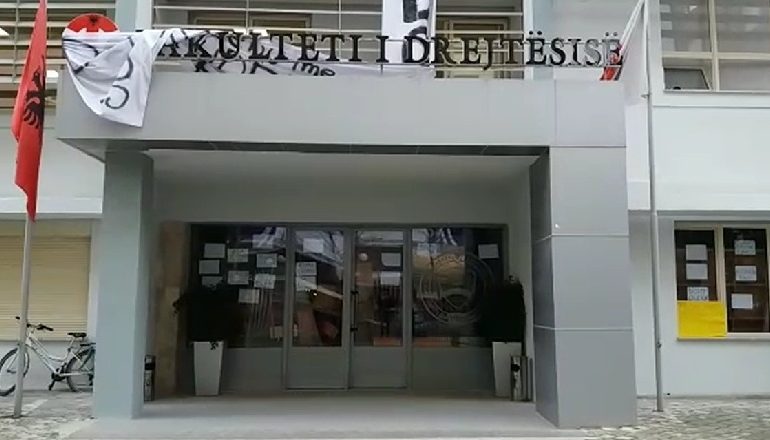 E DIELA MËSIM/ Studentët e Juridikut rikuperojnë orët e humbura nga pengmarrja e fakultetit