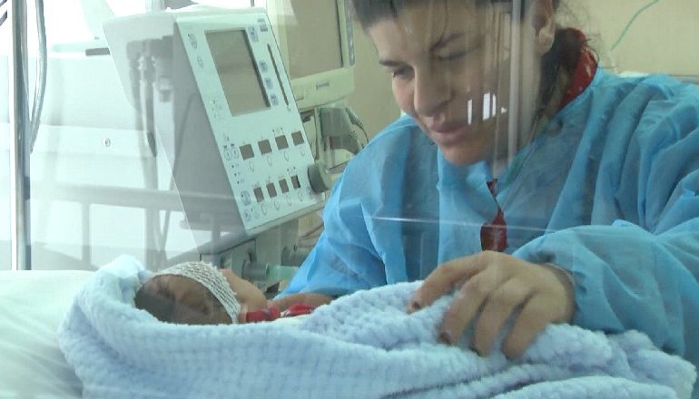 E RRALLË NË QSUT/ Foshnja 11 ditëshe TRE orë në operacion, mjekët arrijnë ta shpëtojnë