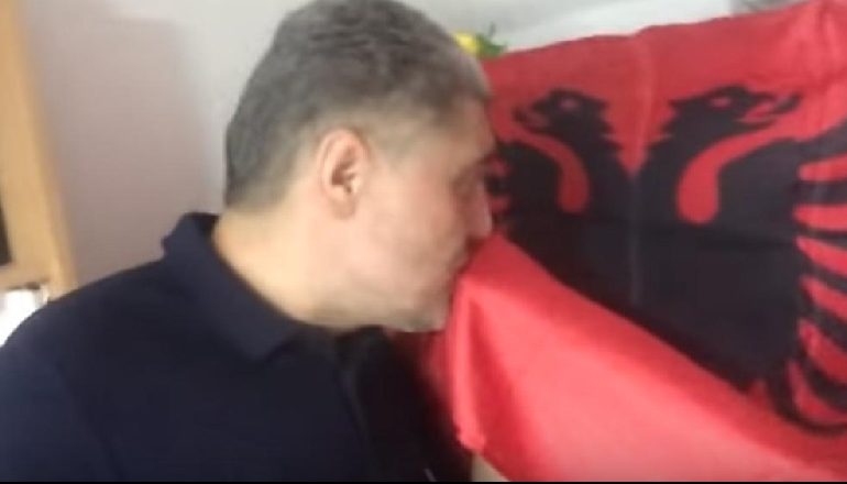 MJEKU SERB “ÇMEND” MEDIAT VENDASE/ Shfaqet duke puthur flamurin shqiptar