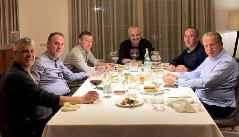 “PRAPASKENAT”/ Përse FOTO e RAMËS me liderët e Kosovës “çmendi” rrjetin