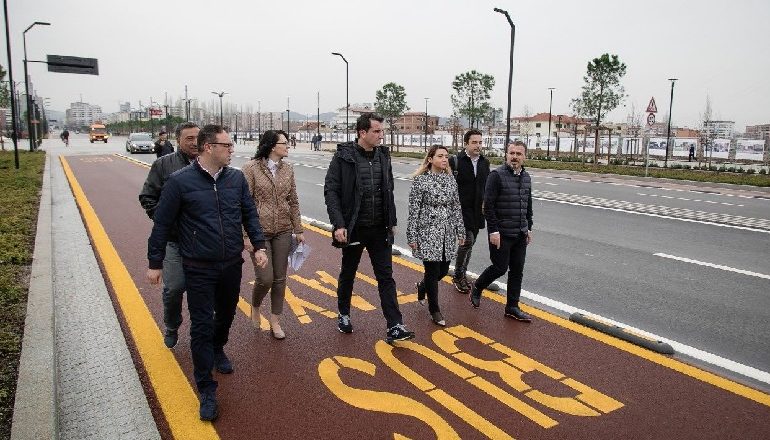 KONTRAST NË DY ANËT E “LANËS”/ Veliaj protestuesve të PD nga Kamza: Tani që ua bëmë një Bulevard të Ri, mund të vini…