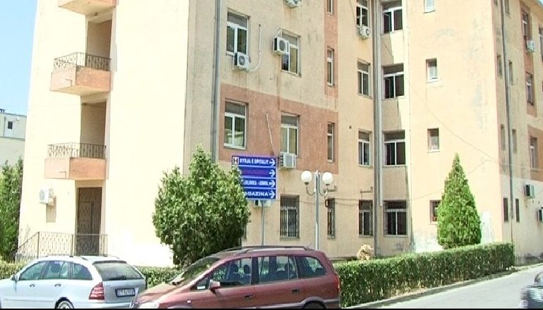 TRE FËMIJË TË PREKUR NGA FRUTHI NË LEZHË/ Mjekët: Duhet të vaksinoheni