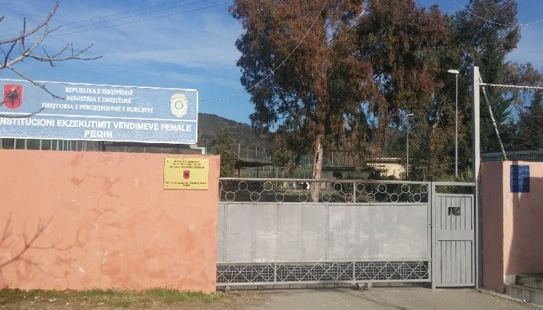 NDODH NË PEQIN/ Gjendet drogë në qelitë e burgut, dyshohet se e futi pastruesi