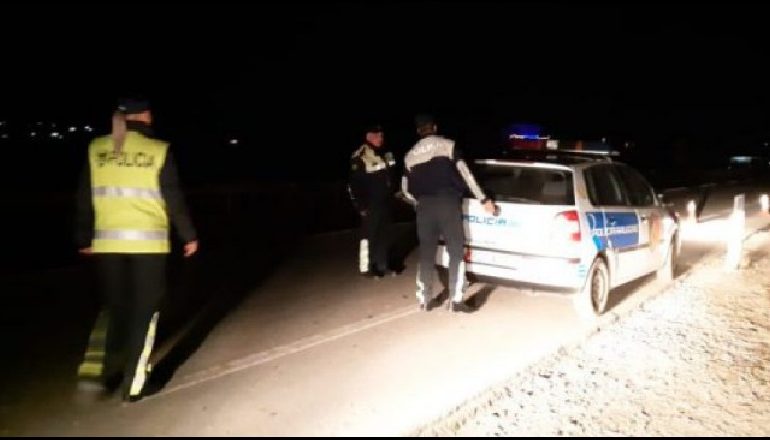 NDODH NË ELBASAN/ Humb kontrollin e mjetit dhe del nga rruga, aksidentohet polici…