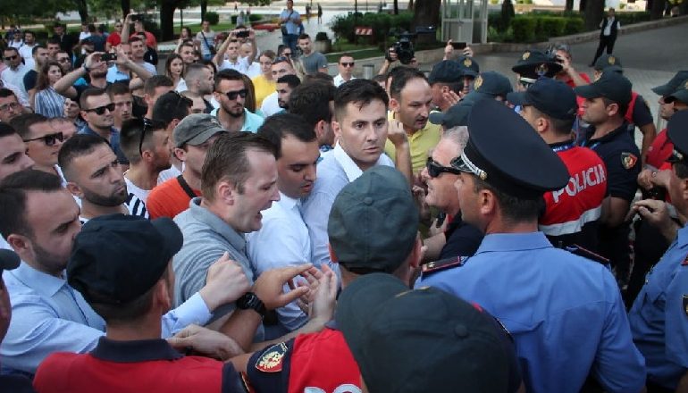 PROTESTA E 16 SHKURTIT/ Policia: Persona me precedent duan destabilitet