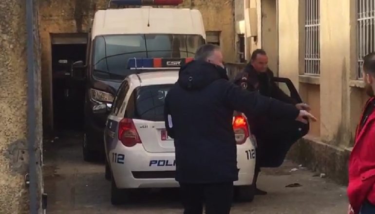 NGACMIMI SEKSUAL NDAJ SË MITURËS/ Mbërrin në gjykatë polici i arrestuar