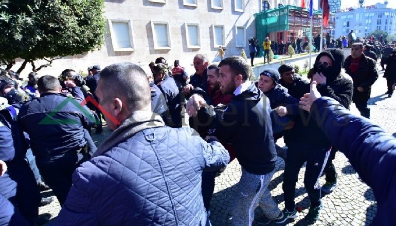PROTESTA E OPOZITËS/ Përplasja me gardën ambulanca, hyn mes protestuesve për…
