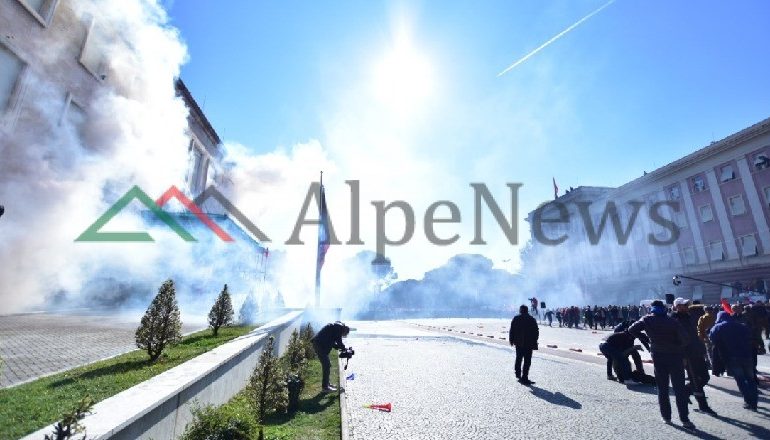 16 SHKURTI/ Protestuesit shkulin pllakat e sheshit dhe qëllojnë xhamat e kryeministrisë