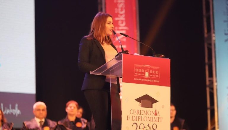 PUNËSIMI I STUDENTËVE EKSELENTË TË MJEKËSISË/ Manastirliu: Puna e nisur nuk do të ndalet derisa të realizohet cdo angazhim
