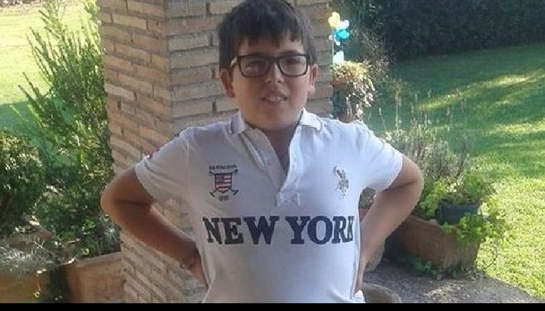 TRAGJEDI NË ITALI/ Stuhia e rrëzon nga çatia, baba bie mbi djalin 14-vjeçar