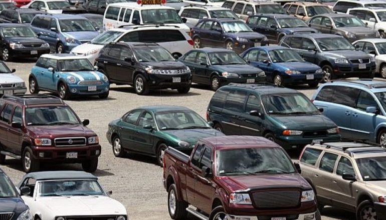 RISHIKOHET VENDIMI/ Qeveria do lejojë importin e automjeteve të vjetra
